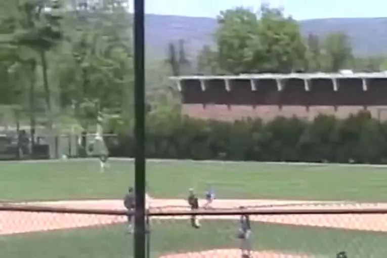 Joueur de baseball saute par-dessus le rattrapeur