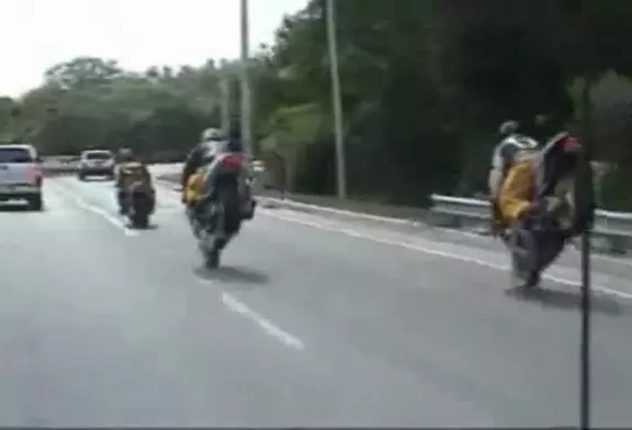 Motard idiot