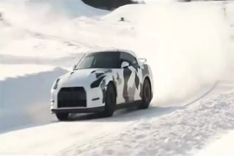 Fast car monte une route enneigée