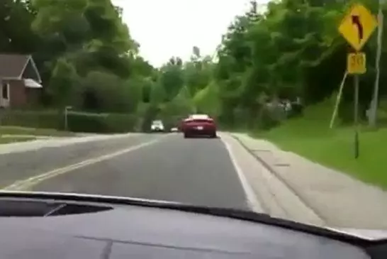 Un mec loue une ferrari et provoque un accident