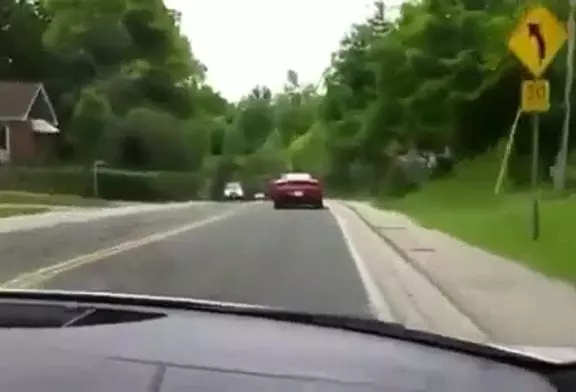 Un mec loue une ferrari et provoque un accident