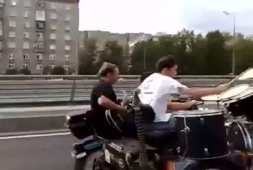 Groupe de rock sur une moto