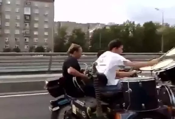 Groupe de rock sur une moto