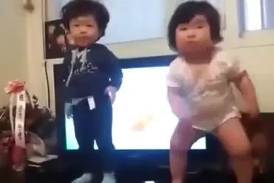 Bébé joufflu coréen fait une petite danse