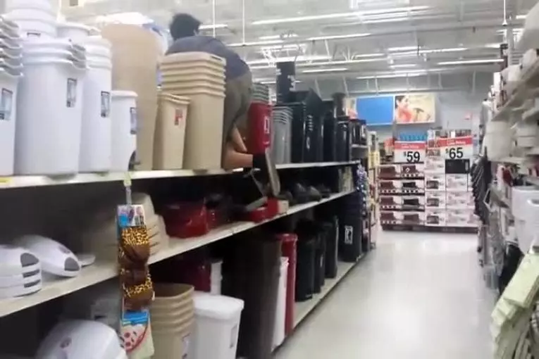 Backflip dans un grand magasin FAIL