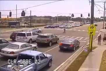 Un motard réalise une roue après un accident