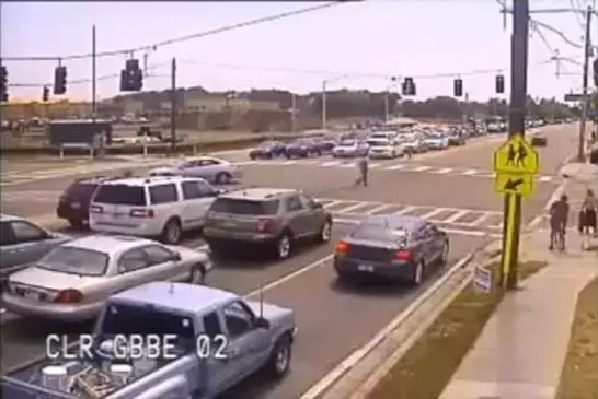 Un motard réalise une roue après un accident