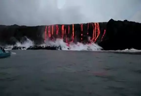 Spectaculaire coulée de lave dans l’eau