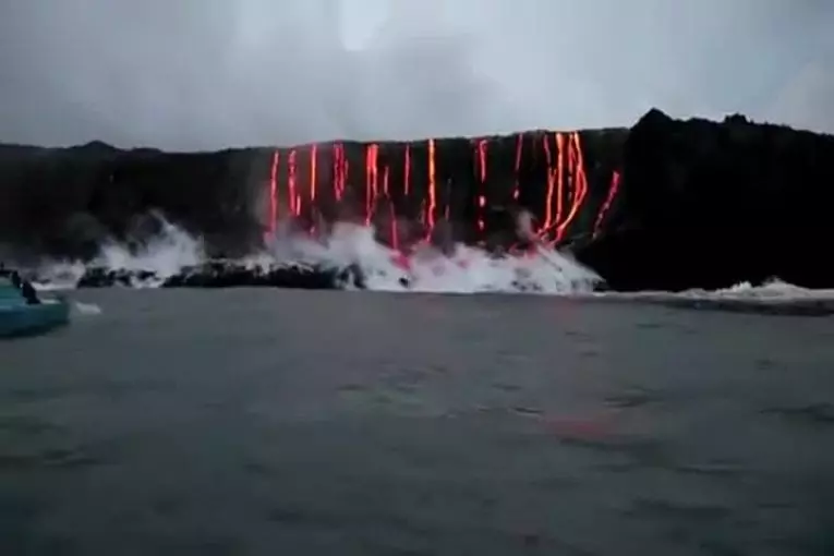 Spectaculaire coulée de lave dans l’eau
