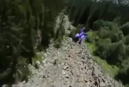 Un nouveau vol incroyable en wingsuit