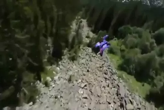 Un nouveau vol incroyable en wingsuit