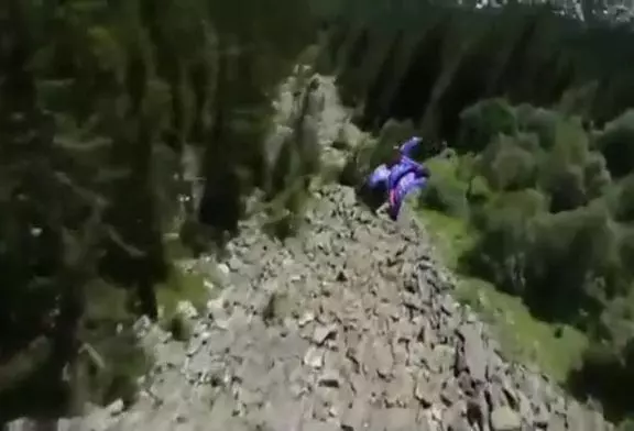 Un nouveau vol incroyable en wingsuit