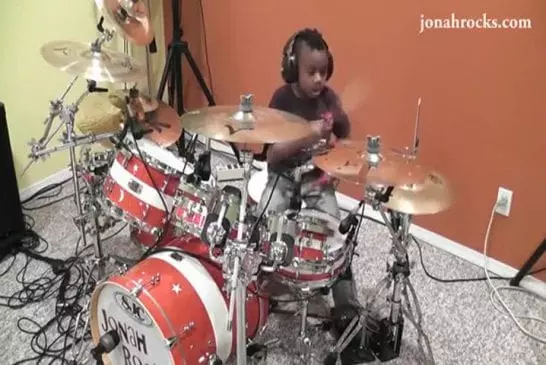 Reprise de Everlong à la batterie par un enfant de 7 ans