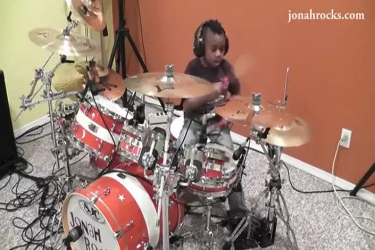 Reprise de Everlong à la batterie par un enfant de 7 ans