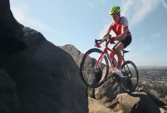 Incroyable trialiste en vélo de course