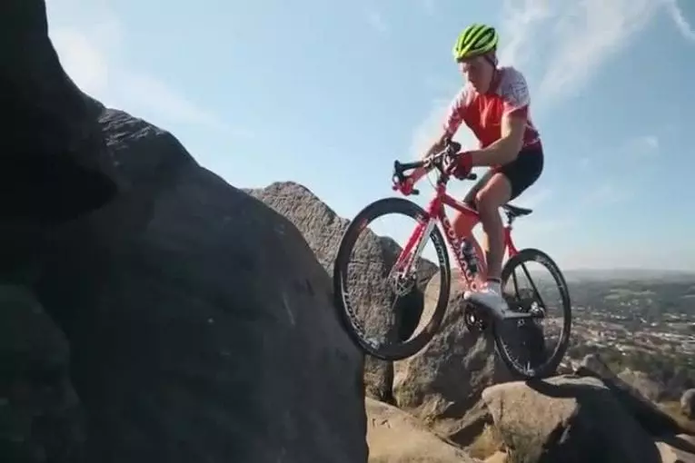 Incroyable trialiste en vélo de course