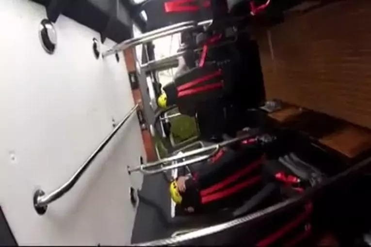Vue intérieure d’un bateau qui se redresse tout seul