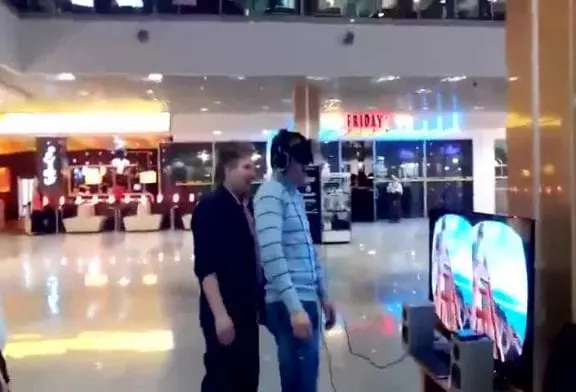 Gars russe essaie Oculus Rift