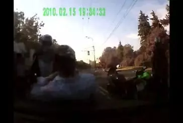 Des motards arrêtent une voiture pour se battre
