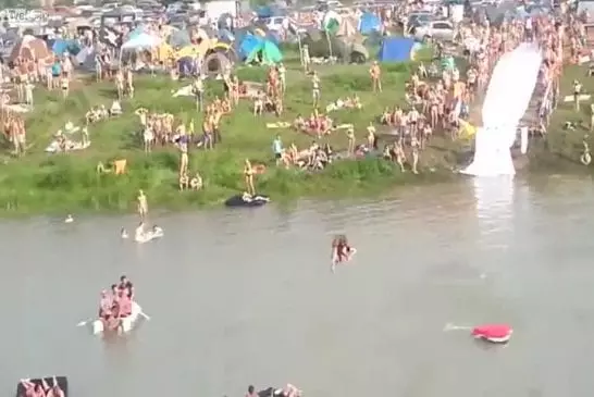 Toboggan à eau motorisé