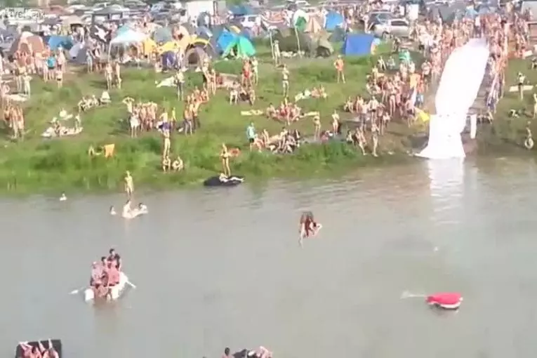 Toboggan à eau motorisé