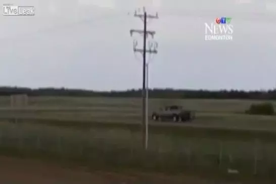 Un éclair frappe une voiture circulant sur l'autoroute