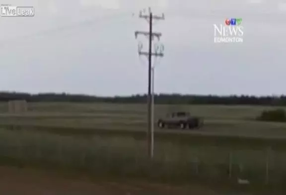 Un éclair frappe une voiture circulant sur l'autoroute