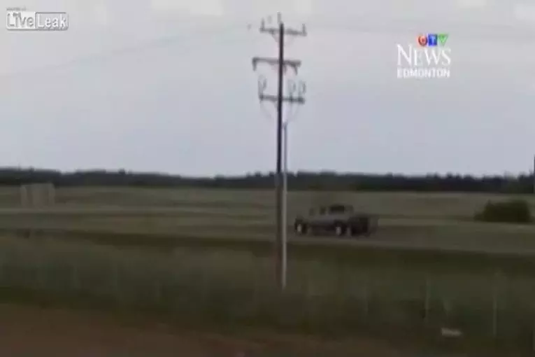 Un éclair frappe une voiture circulant sur l'autoroute