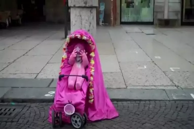 Bébé effrayant se promène en rue