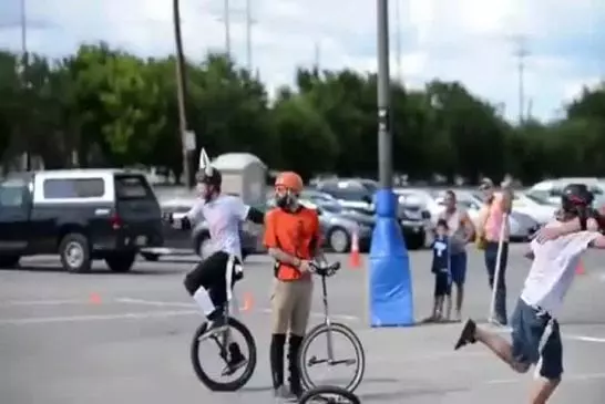 Jouer au football en monocycle