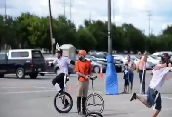 Jouer au football en monocycle