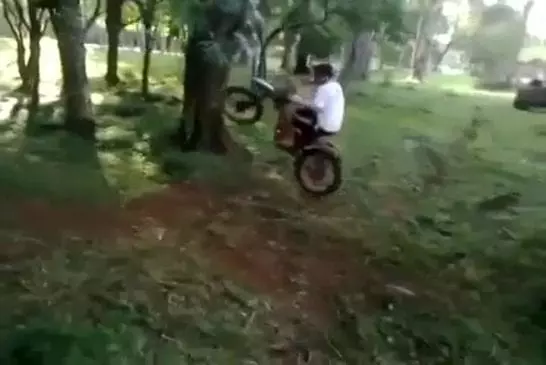 Faire de la balançoire en moto