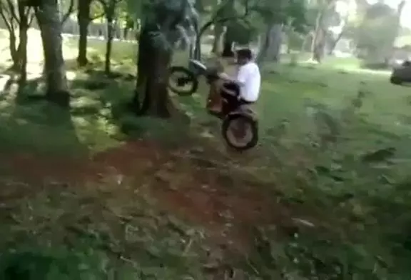 Faire de la balançoire en moto