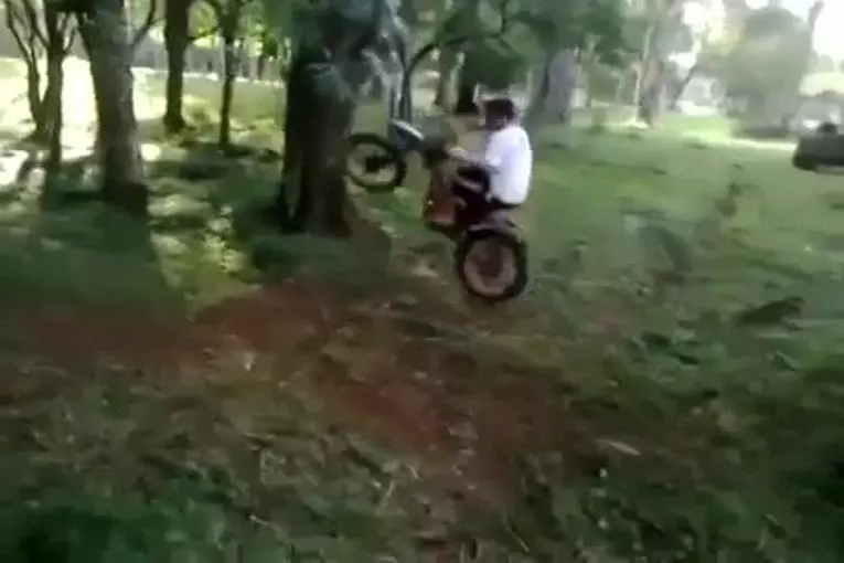 Faire de la balançoire en moto