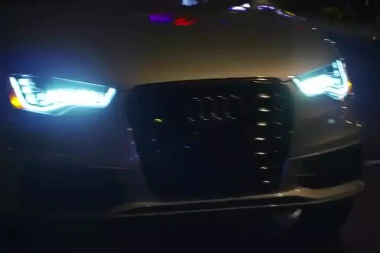 Voitures AUDI s'arrêtent automatiquement au feu rouge