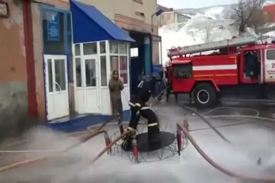 Pompier russe flotte dans l’air