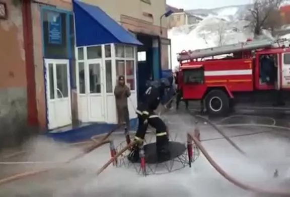 Pompier russe flotte dans l’air