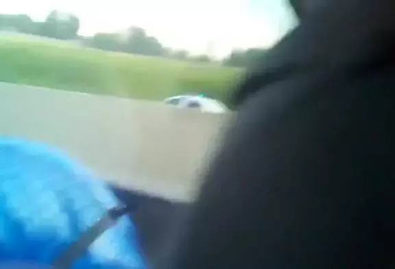 Flic en marche arrière sur l’autoroute