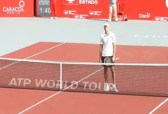 Un serrage de main très particulier entre Ivo Karlovic et Dudi Sela