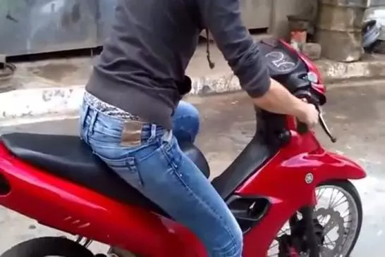 Femme roule en scooter pour la première fois FAIL