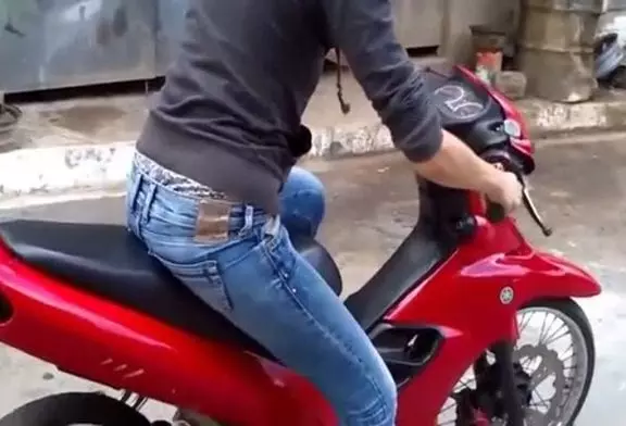 Femme roule en scooter pour la première fois FAIL