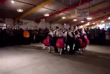 Danse traditionnelle bavaroise sur la chanson 