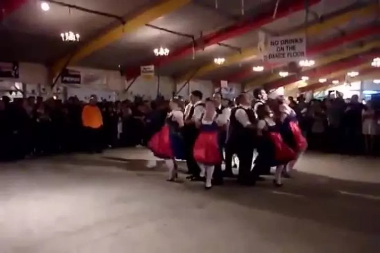 Danse traditionnelle bavaroise sur la chanson 