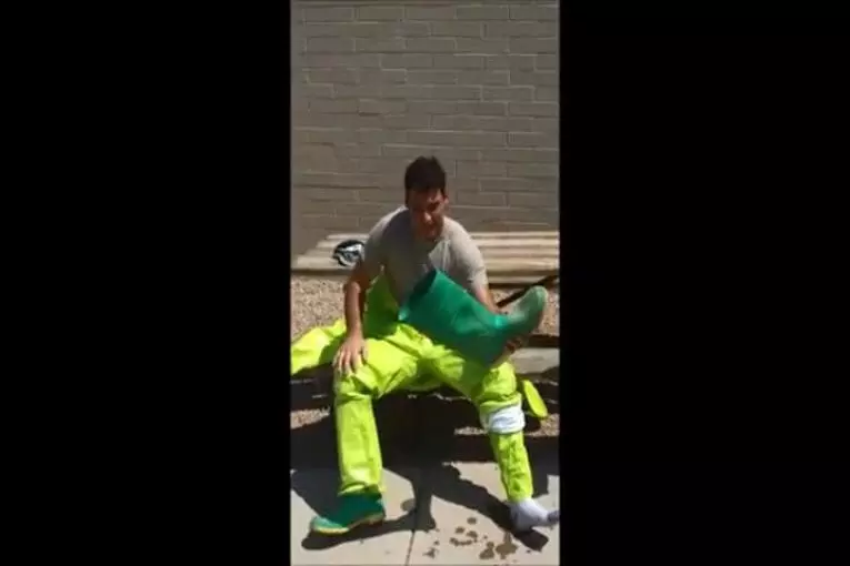 Incroyable transpiration des pieds d'un pompier