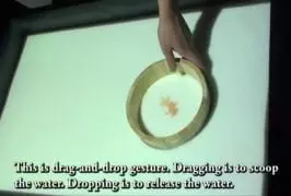 Jouer à des jeux vidéos sur un bassin d’eau