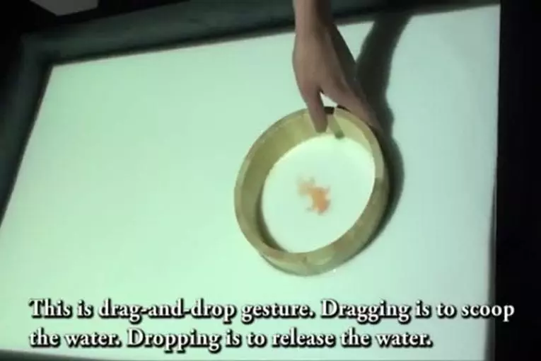 Jouer à des jeux vidéos sur un bassin d’eau