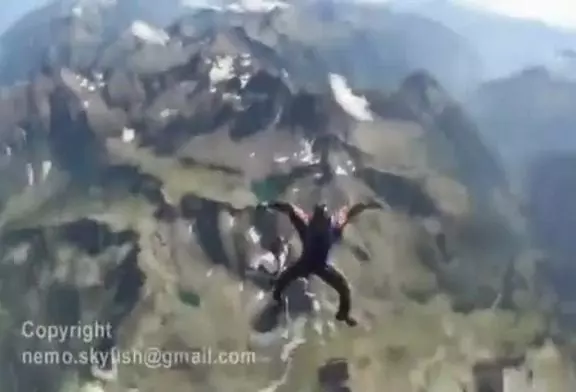 Terrible impact lors de l’atterrissage de parachutiste au sommet d’une montagne