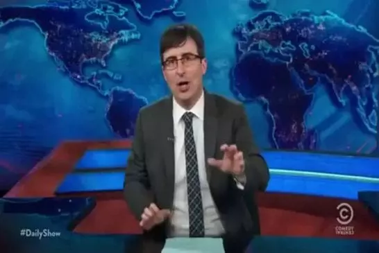 Blague d'ouverture de John Oliver sur la Synt