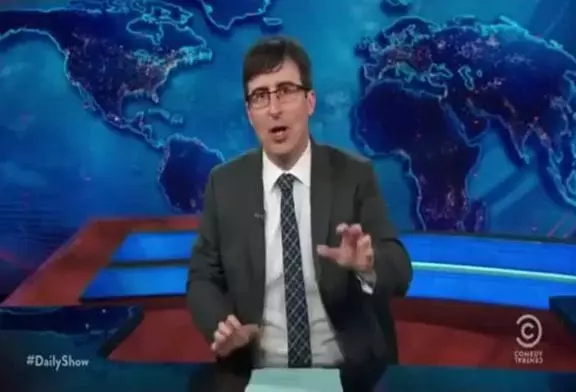 Blague d'ouverture de John Oliver sur la Synt