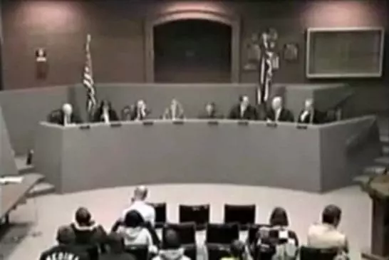 Un membre du conseil municipal fait une proute durant une audience